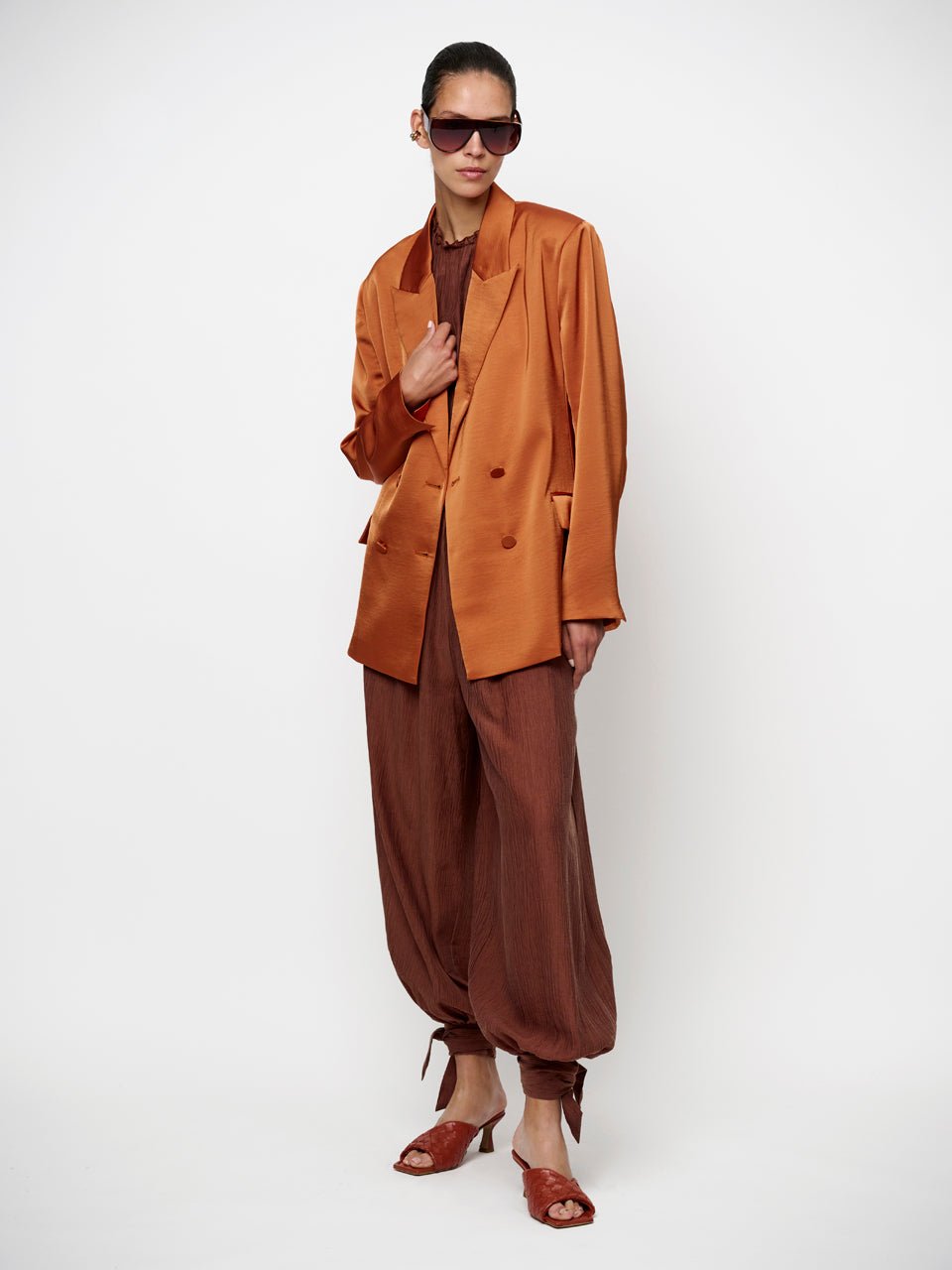 Bowen Ballonhose Coconut Brown von Dante6 Styling mit Bluse