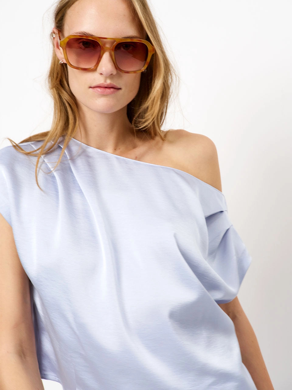 Roam satin drapey