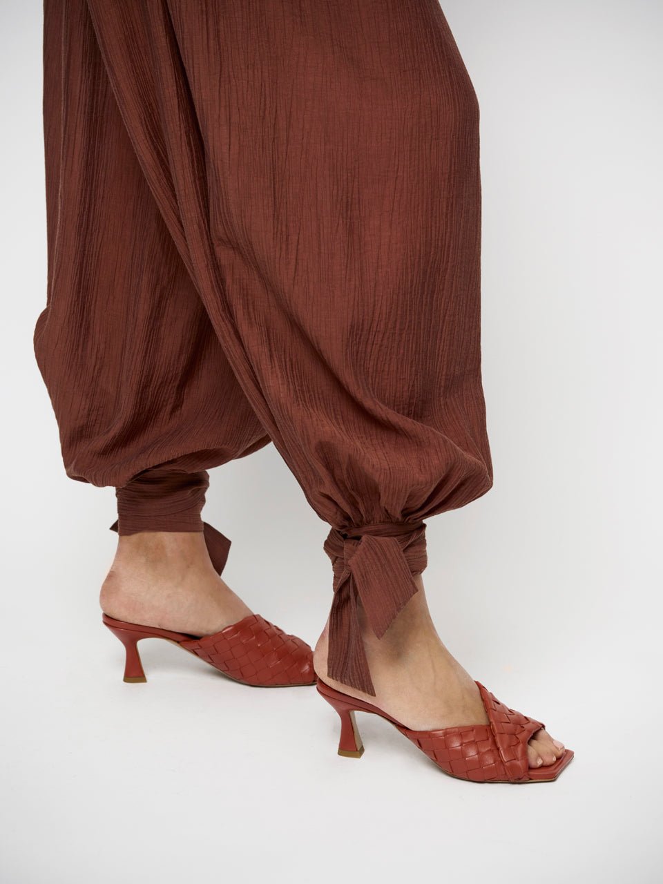Bowen Ballonhose Coconut Brown von Dante6 Detailansicht Bein